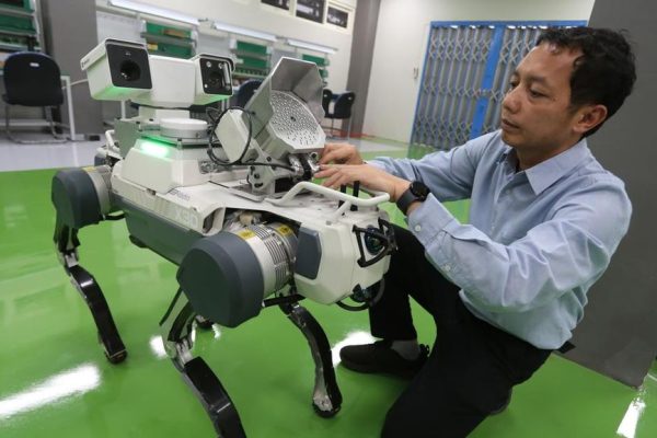 Inovasi ITS: Robot Anjing Mandiri dengan Kemampuan Deteksi Bahaya Inovasi ITS: Robot Anjing Mandiri dengan Kemampuan Deteksi Bahaya